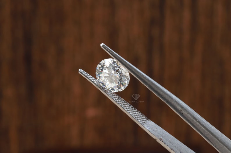 A 1.20ct round diamond measuring 7.0mm, placed on a hand to show size and brilliance.
Offers a touch more boldness than the traditional 1ct, without overwhelming.
Ideal for standout solitaire or vintage-inspired designs.
Responsibly sourced and flawlessly finished.