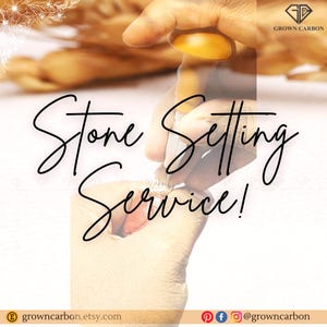 Könnte beinhalten: Nahaufnahme einer Hand, die einen Stein in einen Ring einsetzt. Der Text "Stone Setting Service!" ist in Schreibschrift geschrieben. Das Grown Carbon-Logo befindet sich in der oberen rechten Ecke. Social-Media-Handles sind unten.