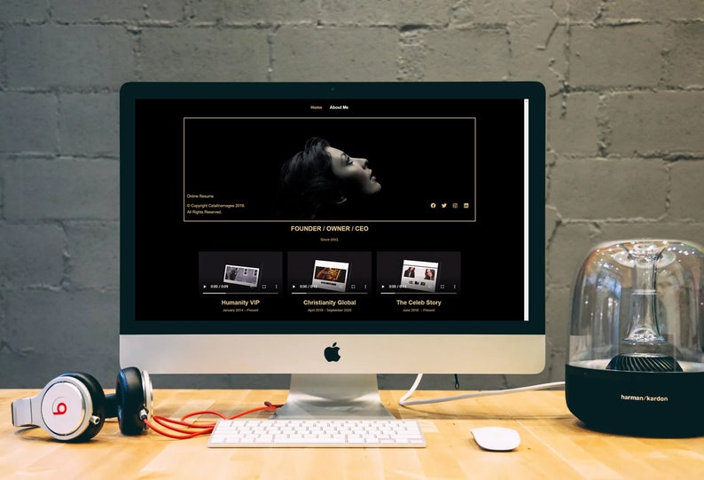 Puede incluir: Una pantalla de ordenador que muestra un sitio web con fondo negro y texto dorado. El sitio web presenta una foto de una mujer con cabello oscuro y un vestido negro. El texto en la pantalla dice "Fundador | Propietario | CEO". Hay tres miniaturas de video debajo de la foto, cada una con un t&iacute;tulo: "Humanity VIP", "Christianity Global" y "The Celeb Story".