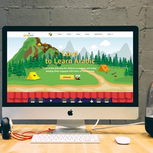Puede incluir: Una pantalla de ordenador que muestra un sitio web para una aplicaci&oacute;n llamada "arabee" que ense&ntilde;a &aacute;rabe a los ni&ntilde;os. El sitio web presenta una ilustraci&oacute;n de dibujos animados de una monta&ntilde;a con un bosque y tiendas de campa&ntilde;a. El texto en el sitio web dice "Love to Learn Arabic" y "Lots of fun activities for children to explore and enjoy, keeping them engaged with hours of fun learning."
