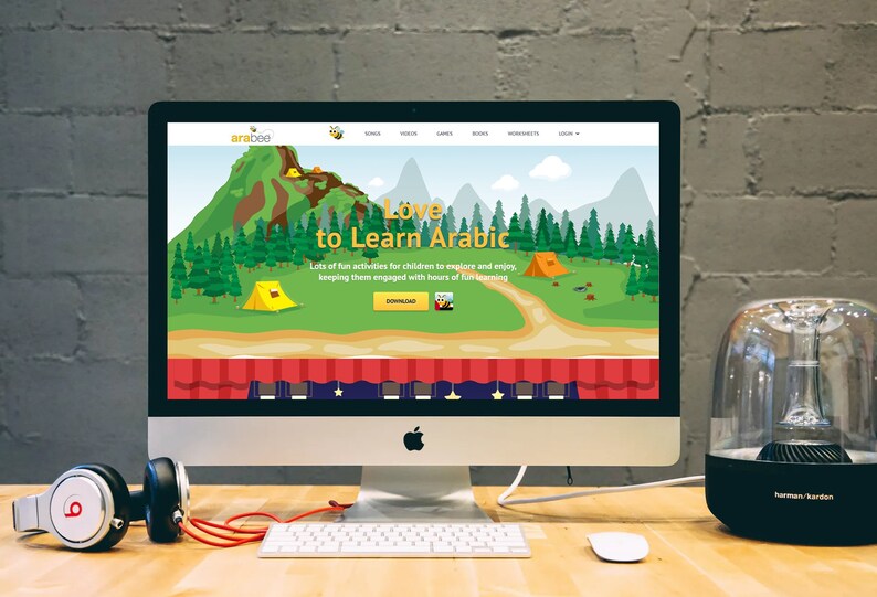 Puede incluir: Una pantalla de ordenador que muestra un sitio web para una aplicaci&oacute;n llamada "arabee" que ense&ntilde;a &aacute;rabe a los ni&ntilde;os. El sitio web presenta una ilustraci&oacute;n de dibujos animados de una monta&ntilde;a con un bosque y tiendas de campa&ntilde;a. El texto en el sitio web dice "Love to Learn Arabic" y "Lots of fun activities for children to explore and enjoy, keeping them engaged with hours of fun learning."