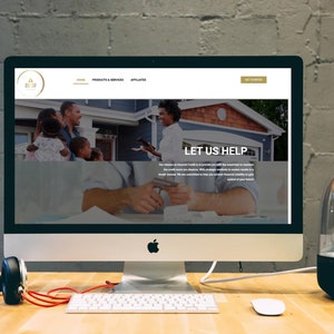 Puede incluir: Una pantalla de ordenador que muestra un sitio web con el texto "Let Us Help" y una foto de una familia frente a una casa. El sitio web es para una empresa que proporciona servicios de cr&eacute;dito.