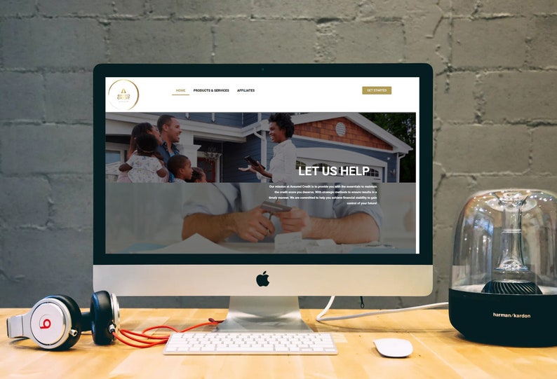 Puede incluir: Una pantalla de ordenador que muestra un sitio web con el texto "Let Us Help" y una foto de una familia frente a una casa. El sitio web es para una empresa que proporciona servicios de cr&eacute;dito.