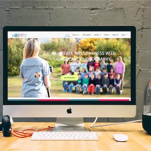 Puede incluir: Una pantalla de computadora que muestra un sitio web para un negocio de fotograf&iacute;a de guarder&iacute;a llamado "Happy Pics". El sitio web presenta una foto de un fot&oacute;grafo tomando fotos de un grupo de ni&ntilde;os en un parque. El texto en el sitio web dice "Creamos genialidad con la fotograf&iacute;a de guarder&iacute;a."