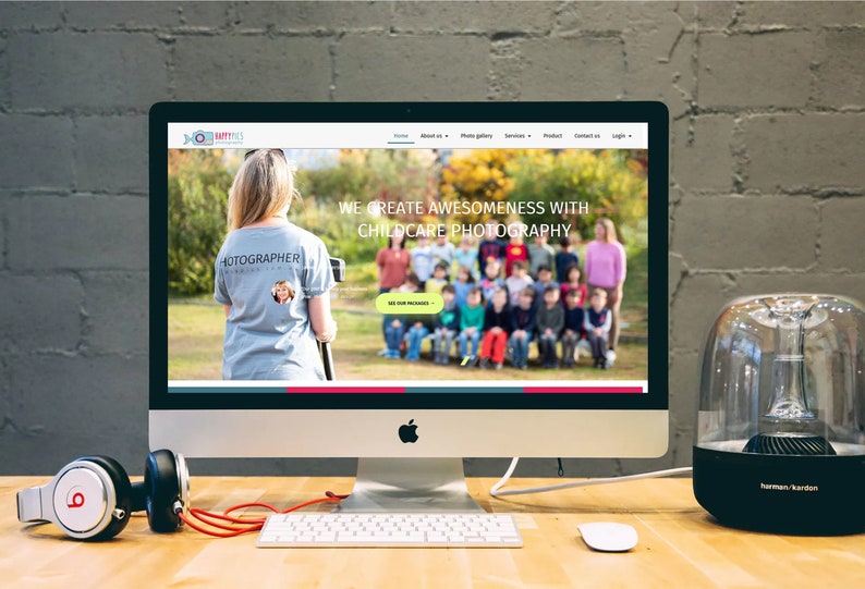 Puede incluir: Una pantalla de computadora que muestra un sitio web para un negocio de fotograf&iacute;a de guarder&iacute;a llamado "Happy Pics". El sitio web presenta una foto de un fot&oacute;grafo tomando fotos de un grupo de ni&ntilde;os en un parque. El texto en el sitio web dice "Creamos genialidad con la fotograf&iacute;a de guarder&iacute;a."