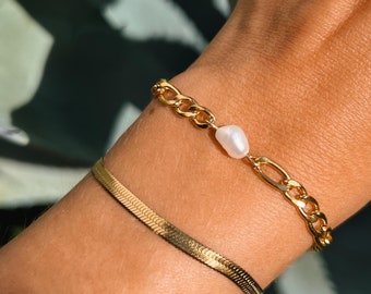 Bracciale di perle d'acqua dolce Boho Gold // Catena a maglie Figaro