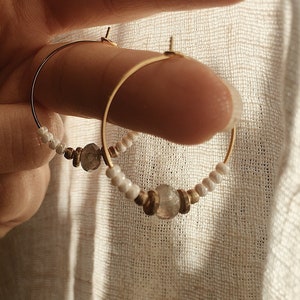 Discreet labradorite hoop earrings // glass beads, brass, gold, design jewelry, modern shape, antique