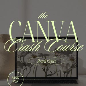 Könnte beinhalten: Ein Laptop-Bildschirm zeigt ein Blumenbild mit dem Text "the CANVA Crash Course" und "Resell rights". Der Laptop steht auf einem Tisch mit einem weißen Kreis, der den Text "MRR PLR" enthält. Der Text "become a CANVA PRO with ease! FOR FREE & PRO ACCOUNTS" befindet sich unter dem Laptop. Der Text "@shellycreates" befindet sich am unteren Rand des Bildes.
