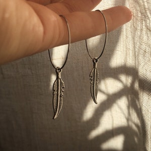 Boho hoop earrings with feather pendant in silver // delicate ethnic jewelry | hippie festival accessory