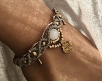 Maansteen macrame armband zon, messing, goud, design sieraden, uniek, boho, antiek, verstelbaar