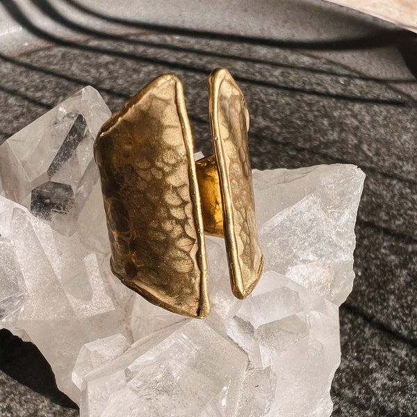 Boho Statement Ring verstellbar Gold, gehämmert Messing // Designschmuck, moderne Form, antik