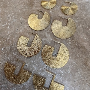 Hammered earrings gold antique // brass, structured, designer jewelry, modern shape