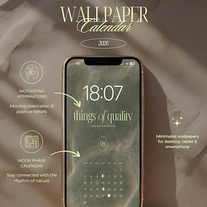 Puede incluir: Un smartphone muestra un fondo de pantalla de calendario minimalista para 2026. La pantalla muestra la hora, la fecha y el texto « things of quality ». Textos adicionales incluyen « Motivating Affirmations » y « Moon Phase Calendar ». El teléfono está sobre un fondo neutro.