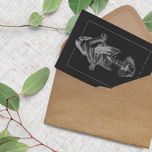 Ilustração de esqueleto de anatomia de cartão postal preto // Cartões de aniversário