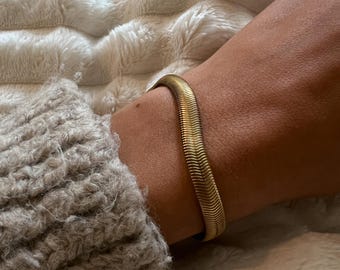 Boho Snake Bracelet Gold // delicate & elegant | herringbone design | minimalist bangle