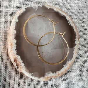 Creolen van gehamerd messing Boho // filigraan sieraden goud, moderne vorm, antiek