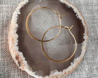 Creolen Messing gehämmert Boho // Ohrringe Gold, Designschmuck, moderne Form, antik