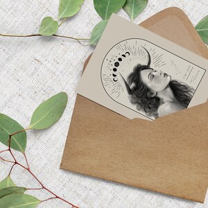 K&ouml;nnte beinhalten: Eine beige Karte mit einer Schwarzwei&szlig;illustration einer Frau mit H&ouml;rnern und einem Halbmond &uuml;ber ihrem Kopf. Die Karte tr&auml;gt den Text "Taurus" und "April 20 - May 20".