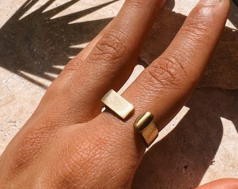 Boho abstrakter Ring D-Form, verstellbar Gold, Messing // Designschmuck, modern, antik