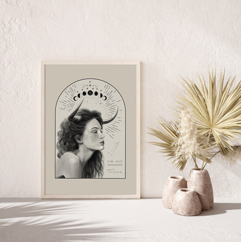 K&ouml;nnte beinhalten: Eine Schwarzwei&szlig;illustration einer Frau mit Stierh&ouml;rnern, umgeben von einem Halbmond und Sternen. Der Text "Taurus" und "21/04 - 20/05" befindet sich unter der Illustration.