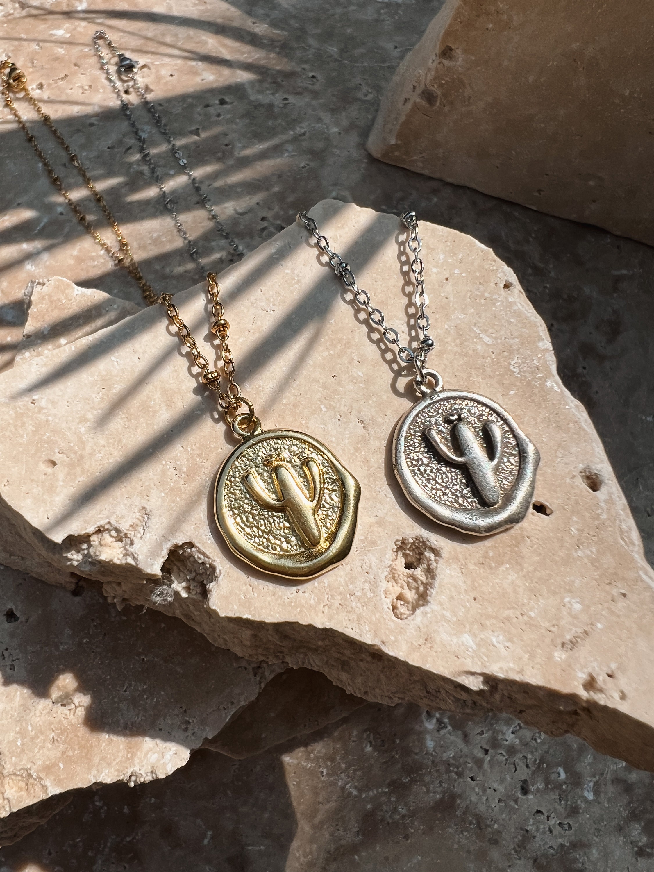 ボヘミアンネックレス サボテンコイン ゴールド＆シルバー // イヤリング付きセット | ユニーク、アンティーク、砂漠、ウエスタン - Etsy 日本