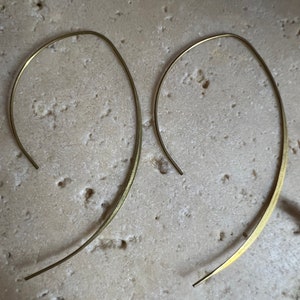Orecchini falce filigrana ottone martellato oro // gioielli di design, forma moderna, antichi immagine 5