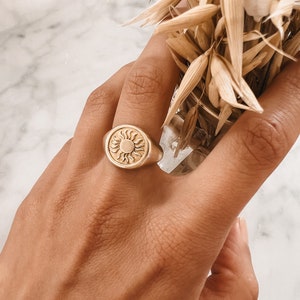 Sun seal ring Boho adjustable gold, grooves, brass // Medusa, design jewelry, modern shape, antique