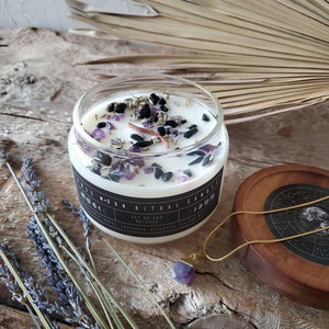 Gemstone scented candle with surprise jewel // Soy wax and wooden wick, lunar calendar 2025 – gift idea astrology boho