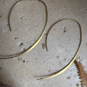 Orecchini falce filigrana ottone martellato oro // gioielli di design, forma moderna, antichi immagine 4
