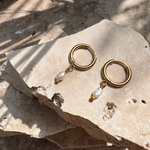 Hoop earrings freshwater pearls small boho // earrings gold, design jewelry, modern shape