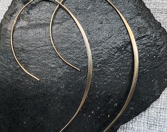 Sikkel oorbellen filigraan goud gehamerd messing//design sieraden, moderne vorm, antiek