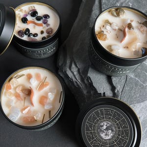 Gemstone scented candle with soy wax and wooden wick, essential oils, black tin, flowers