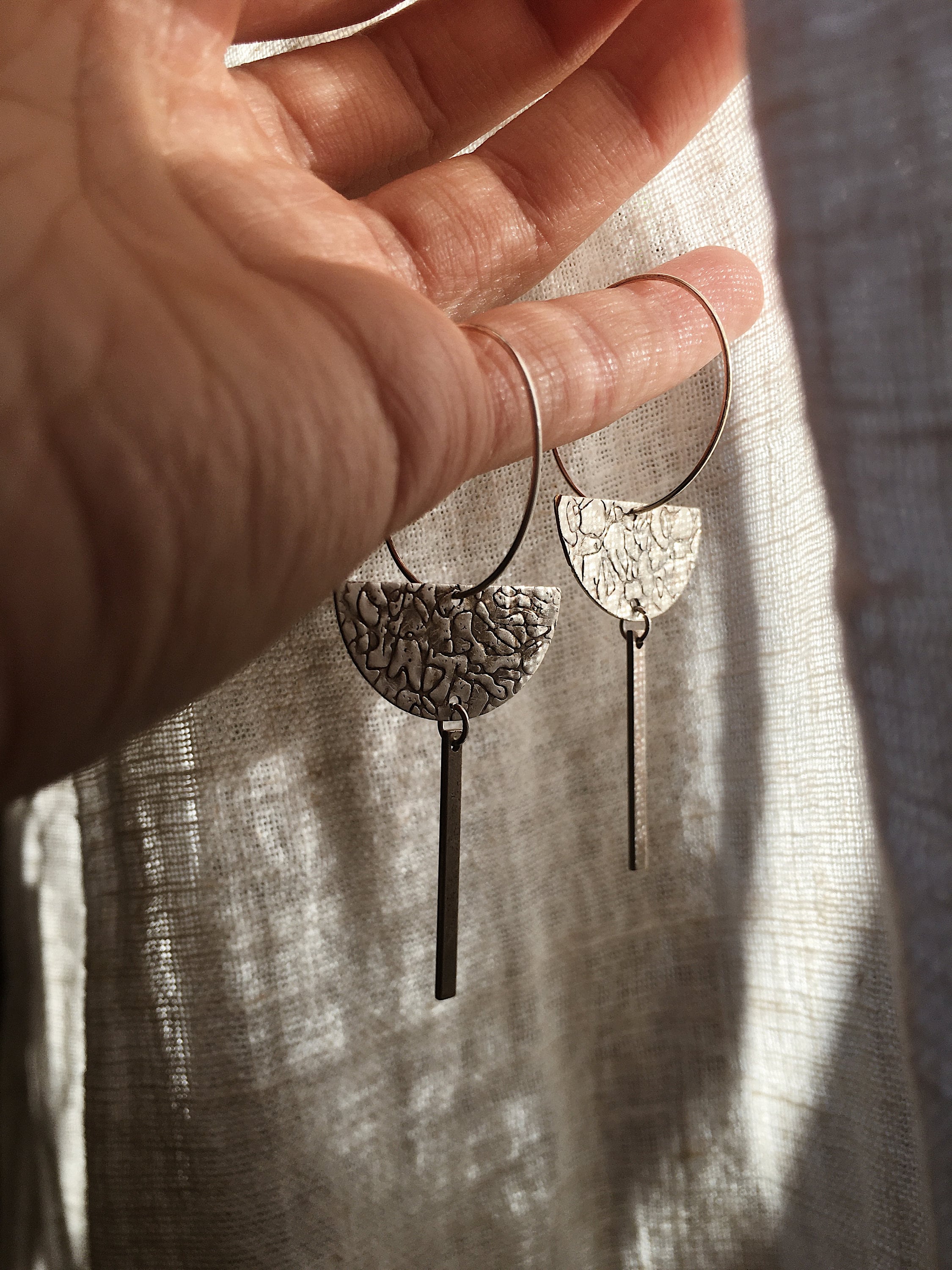 Orecchini a cerchio in ottone massiccio: mezzaluna dorata, stile boho - Italia