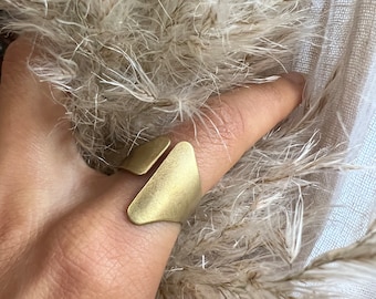 Anillo bohemio con forma abstracta de oro // latón moderno antiguo