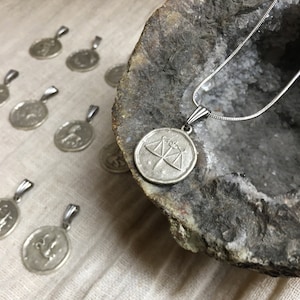 Naszyjnik ze znakiem zodiaku, moneta // Wisiorek boho, srebrny lub złoty | Naszyjnik ze znakiem zodiaku personalizowany | Prezent urodzinowy