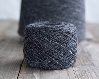 Mohairgarn, Donegal mohair tweed, irländsk tweedgarn, fingertjockt garn, mellangrå färg 2705- 50 g