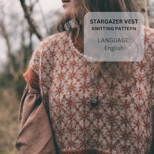 Könnte beinhalten: Eine Strickweste mit einem sich wiederholenden sternförmigen geometrischen Muster in Rostorange und Creme. Der Text STARGAZER VEST KNITTING PATTERN LANGUAGE: English ist über das Bild gelegt. Die Weste hat einen Rundhalsausschnitt und Rippbündchen.