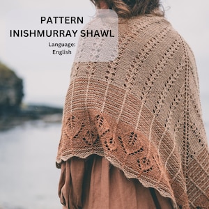 Może przedstawiać: Dzianinowy szal w odcieniach beżu i brązu, z ażurowym wzorem i wzorami liści na brzegach. Tekst "PATTERN INISHMURRAY SHAWL" jest widoczny na zdjęciu.