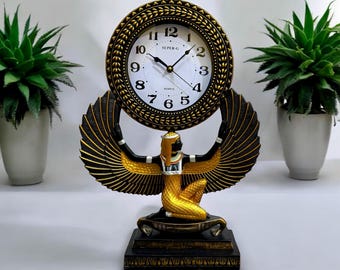 Ein wunderbares Vorbild der Isis-Statue mit einer hinzugefügten Uhr, eine unverwechselbare künstlerische Innovation