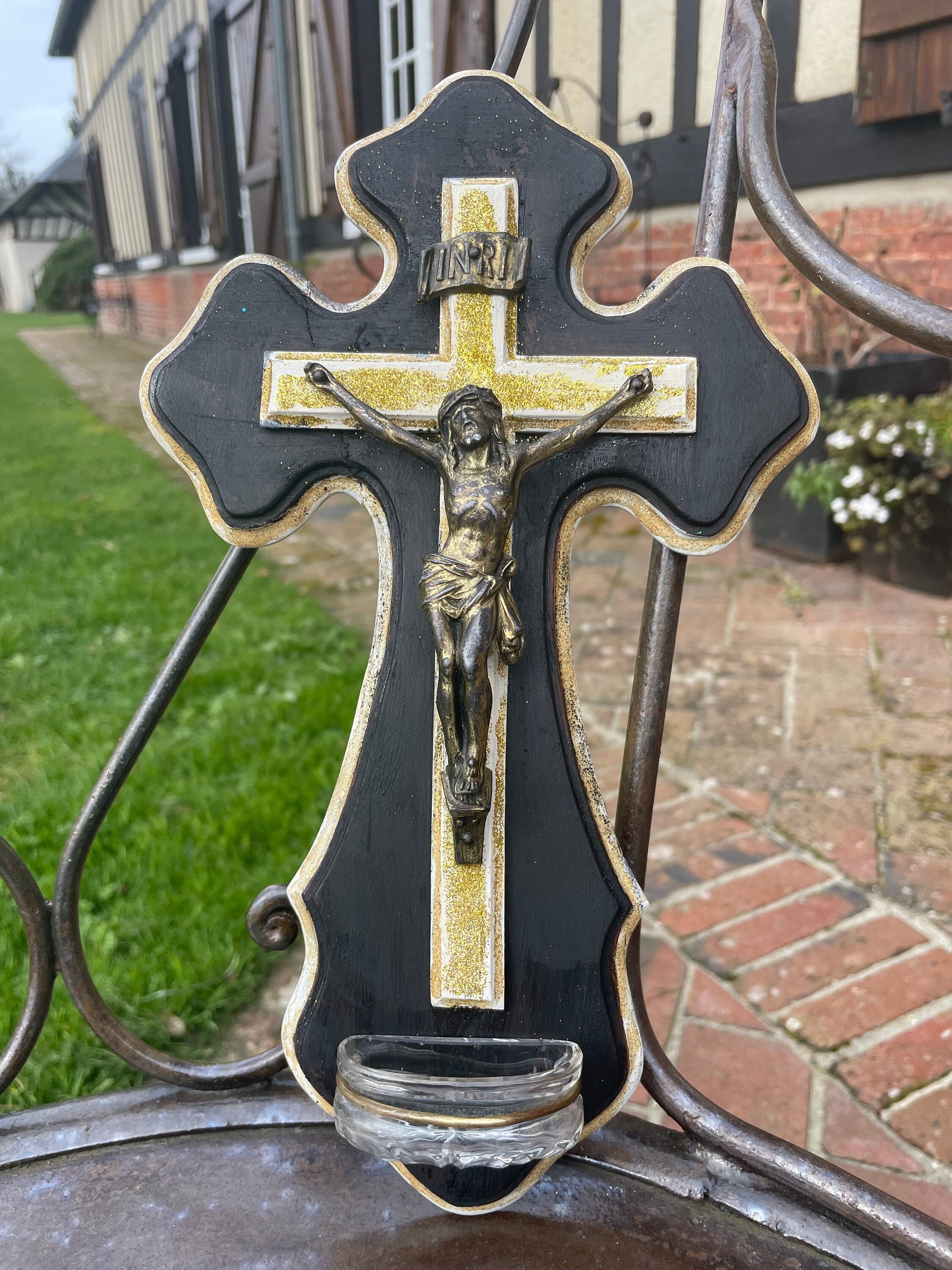 Crucifix Noir et Doré avec Bénitier