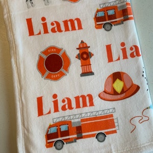 Babydecke mit Namen - Roter Feuerwehrmann Junge - Plüsch Fleece