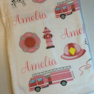 Spersonalizowany kocyk dla dziecka z imieniem - różowy wóz strażacki strażak dziewczyna - miękki pluszowy polar