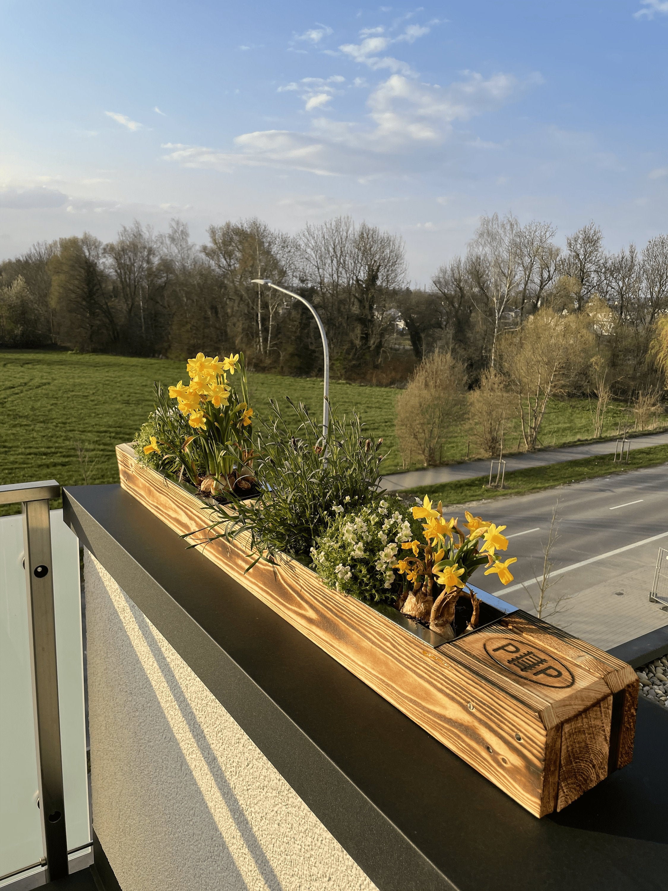 Blumenkasten aus Holz für 6 Balkonpflanzen / Palettenmöbel / Balkon und