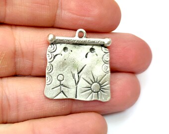 2 ciondoli in stile antico con motivi sole, natura e umani. Ciondoli placcati argento antico 26 x 25 mm HNF1249