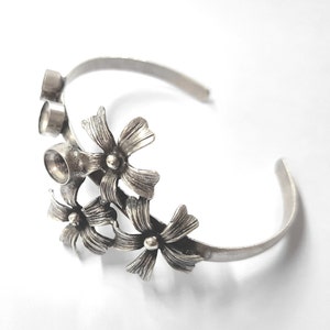 Flower bracelet blank cuff blank bezel, cabochon mountings, adjustable bracelet, 8mm blank, Silver plated brass HNF98