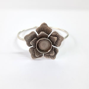 Flower bracelet blank, cuff blank bezel, cabochon mountings, adjustable bracelet, 14mm blank, Silver plated brass HNF46