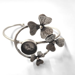 Flower bracelet blank cuff blank bezel, cabochon mountings, adjustable bracelet, 14mm blank, Silver plated brass HNF97