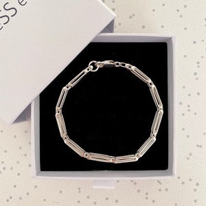 Peut inclure: Un bracelet en cha&icirc;ne argent avec une fermeture &agrave; fermoir. Le bracelet est pr&eacute;sent&eacute; dans une bo&icirc;te blanche avec un int&eacute;rieur noir.