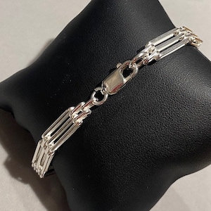 Peut inclure: Un bracelet en argent avec un fermoir &agrave; bo&icirc;te. Le bracelet est compos&eacute; de plusieurs brins de cha&icirc;ne.