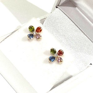 Peut inclure: Une paire de boucles d'oreilles en or en forme de fleur avec des pierres précieuses multicolores. Les boucles d'oreilles sont présentées dans une boîte blanche.